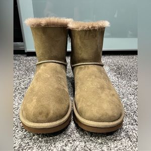 Like new mini Uggs. Size womens 9
